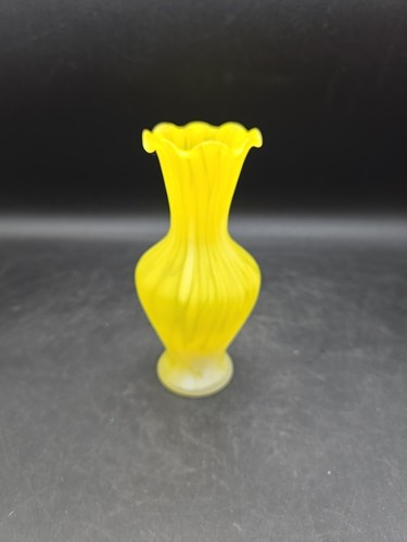 Mundgeblasene gefasste Glasknospenvase gelb weiß gestreift 6" hoch