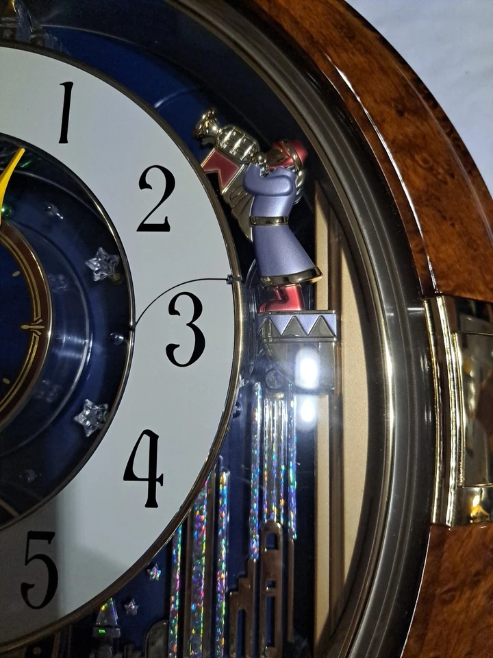 Reloj de pared Seiko Melodías en movimiento ángeles luces de movimiento música Broadway Foto 3 de 4