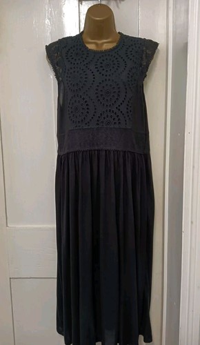 Schwarzes besticktes Midikleid von Whistles Größe UK Medium. Z11