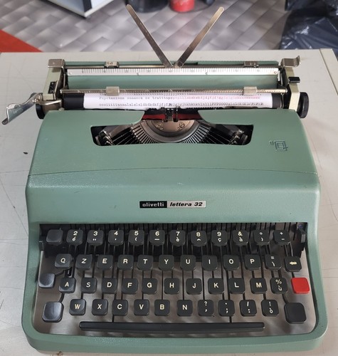 OLIVETTI LETTERA 32 MACCHINA DA SCRIVERE del 1963 VINTAGE TYPEWRITER MADE ITALY - 第 2/5 張圖片