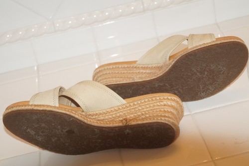 UGG GWYN WOMENS TAN BEIGE WEDGE SANDALS OPEN TOES SHOES SIZE 7 - Bild 3 von 5