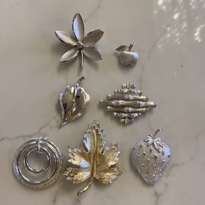 Vintage Brooch And Pin Bundle - Crown Trifari And Sarah Coventry Vintage Crown Trifari Signed Jewelry Set Brooch Pin Earrings  main image 3