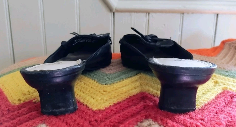 Bajo Mujer 9.5M Cuero Negro 2" Tacón Gatito Sin Cordones Mules Arco Acento Foto 4 de 4