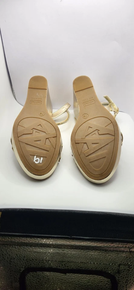 Sandalias Andiamo doradas con tiras y correa ajustable al tobillo talla 7M Foto 3 de 4