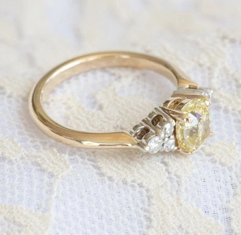 Anillo de compromiso nupcial FN de oro amarillo de 14 quilates con diamantes creados en laboratorio canario corte cojín Foto 2 de 4