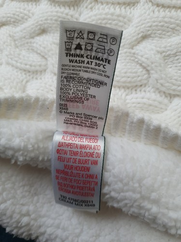 Manta tejida para bebé M&S blanco crema tejido con cable Sherpa polar reverso 04186823 - Imagen 6 de 6