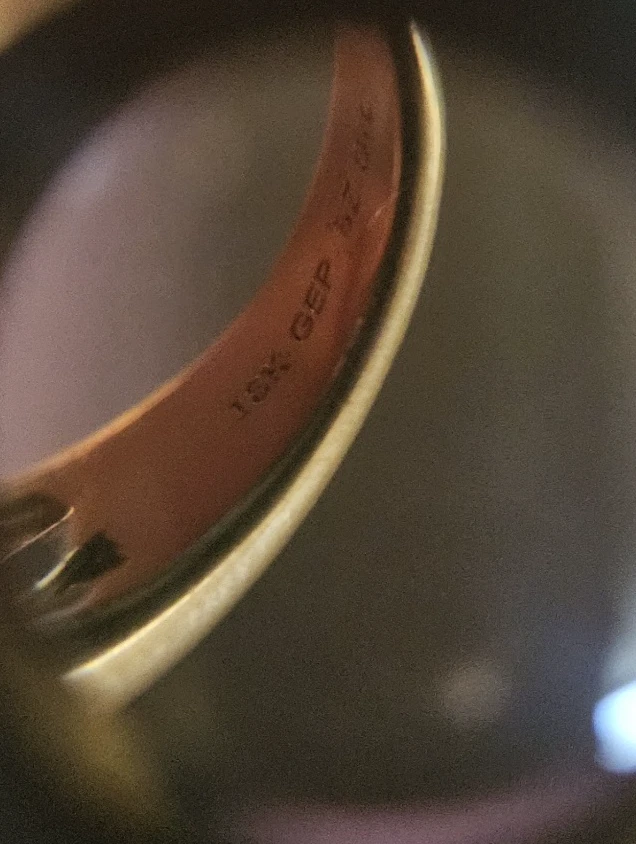 Anillo de circonita cúbica a rayas onduladas de oro - talla 6,5 en dos tonos enchapado en oro amarillo de 18 quilates Foto 2 de 3