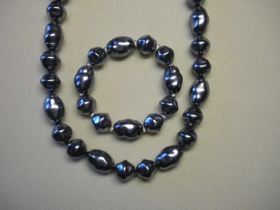 JOAN RIVER COLAR E PULSEIRA DE PÉROLAS DE VIDRO TCHECO CINZA BARROCO COM NÓS NOS - Imagem 2 de 4