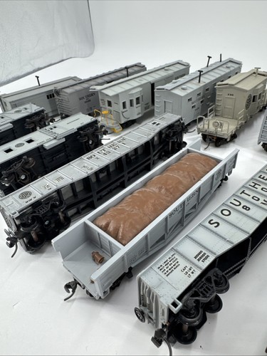 HO Scale Maintenance of Way Southern Lot of 17 Boom, Flat, Caboose, Box Car - Picture 16 of 22