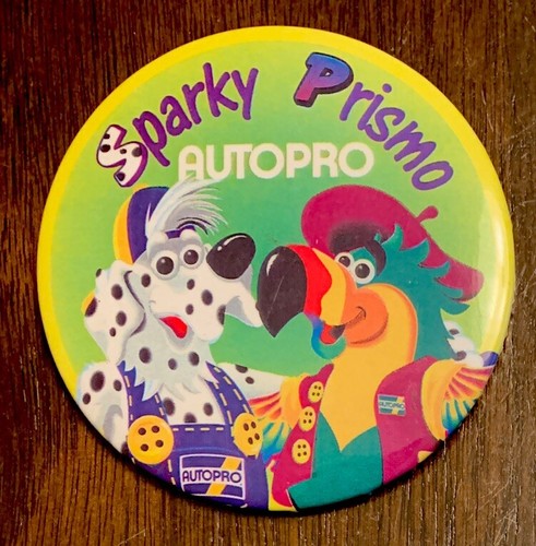 AUTOPRO CAR PARTS STORE SPARKY DOG PRISMO PARROT CARTOON VINTAGE BUTTON 3” - Bild 1 von 2