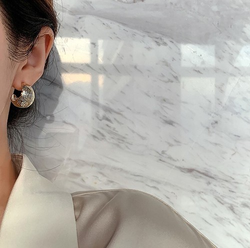 Stylish wide-faced semi-curved gold earrings - Picture 2 of 6