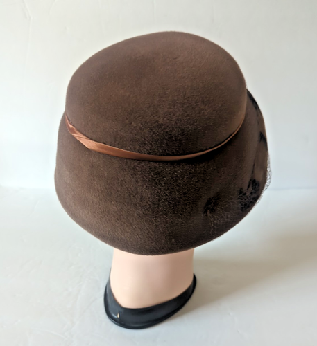 Peachbloom Velour Cloche vintage Brown hat w/ pheasant Feathers, Ribbon, Netting - Picture 10 of 15