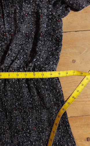 Tolles schlichtes Kleid mit Streublumen am Ausschnitt Größe Small neu mit Etikett UVP 65 £ - Bild 10 von 12