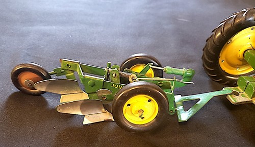 John Deere Model 60 Tractor w/ Carter Tru Scale 2 Bottom Plow 1/16 Scale - Picture 12 of 14