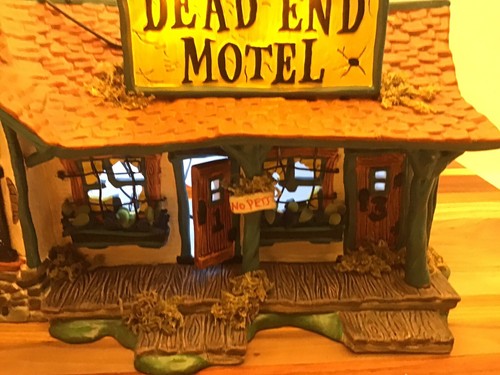 RITIRATO 2007 DIPARTIMENTO 56 SNOW VILLAGE HALLOWEEN DEAD END MOTEL 56.55377 - Foto 4 di 16