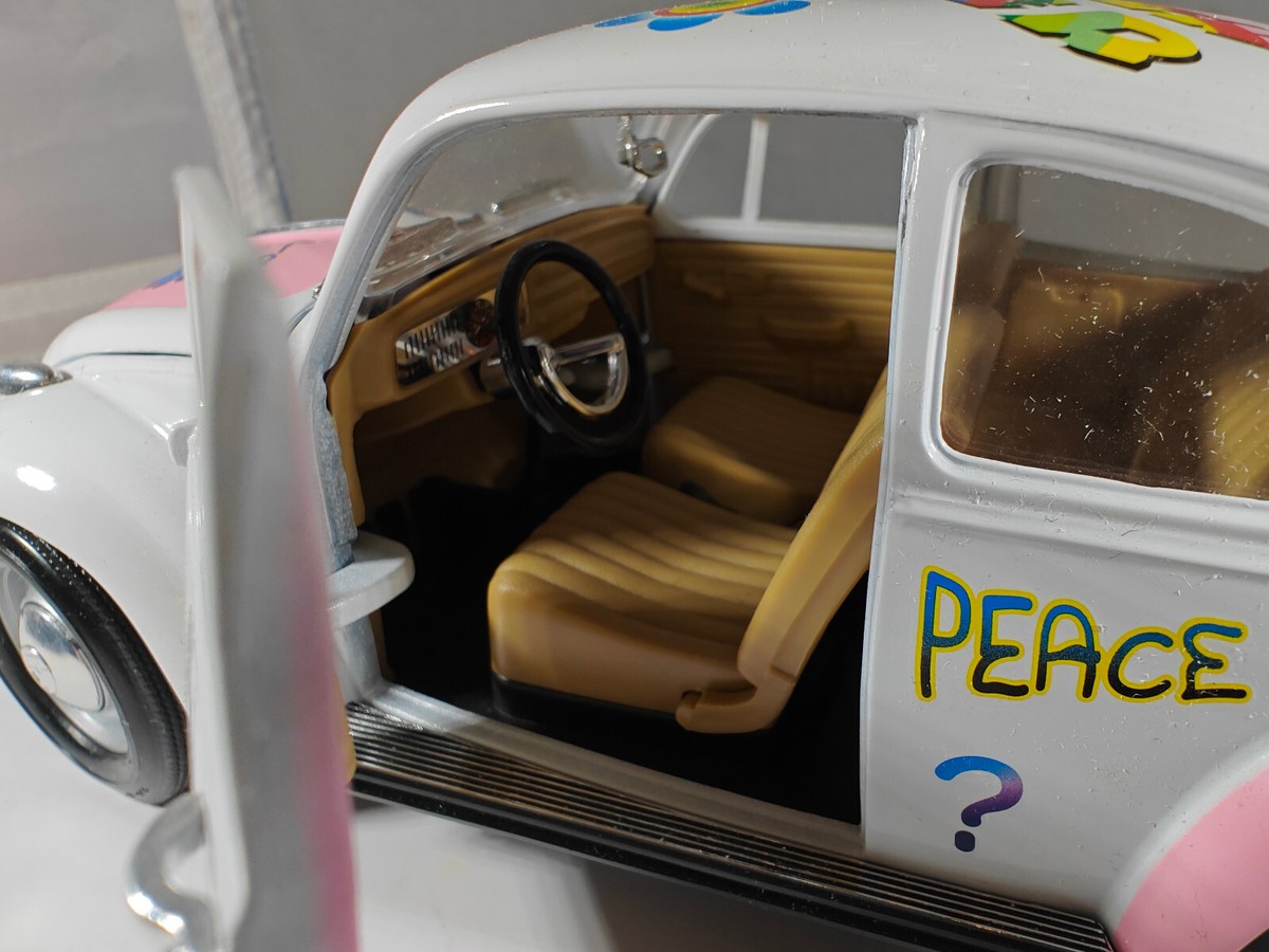 1967 Volkswagen Flower Power Beetle. Road Signature. 1:18. Used