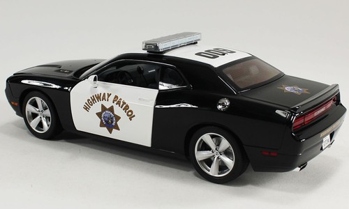 ACME A1806025 1:18 2009 DODGE CHALLENGER SRT8 "CHIPS" LED LIGHTBAR - Picture 4 of 7