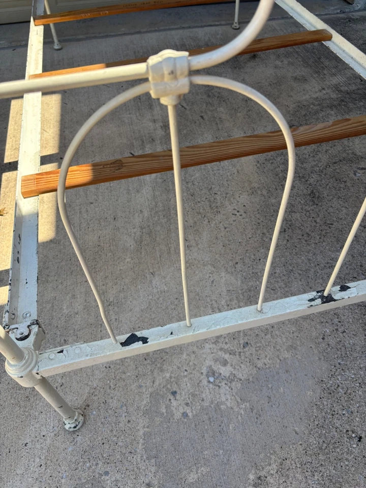 Cama antigua de latón y hierro Foto 4 de 4