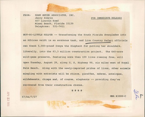 1967 Original Photo elephant helps with construction of Lion County Safari Park - Picture 2 of 2