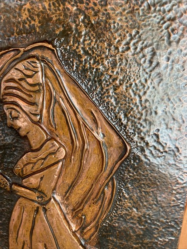 Gehämmertes KUPFERRELIEF geprägter Wandbehang KUNSTPLAKETTE Dame betet beten Gebet - Bild 3 von 12