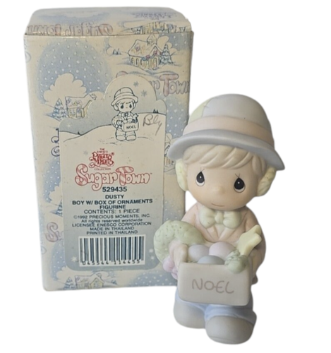 🚨 Precious Moments # 529435 Dusty Boy with Box of Ornament Figurine Vintage - Foto 1 di 10
