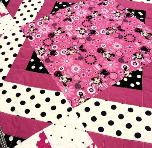 Baby Quilt Handarbeit Patchwork Krippe Decke 38" x 38" Minnie Mouse rosa NEU - Bild 2 von 4