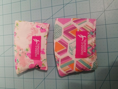 Due nuove maniche per tazzine da caffè da viaggio in tessuto imbottito - Susan G. Komen e nastro rosa - Foto 4 di 11