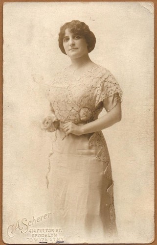 MÄDCHEN MIT SPITZENKLEID UND DIAMANTRING BROOKLYN NY RPPC POSTKARTE - Bild 1 von 2