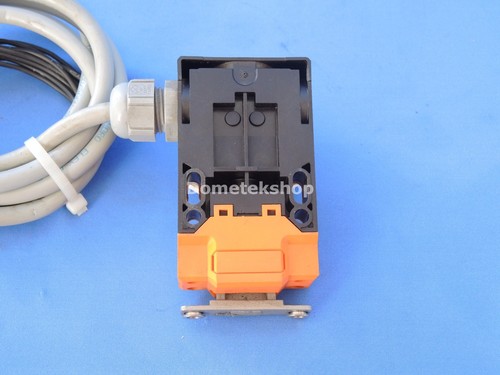 Siemens 3SE3 240-0XB Safety Switch w. key and 5' cable - Picture 3 of 3