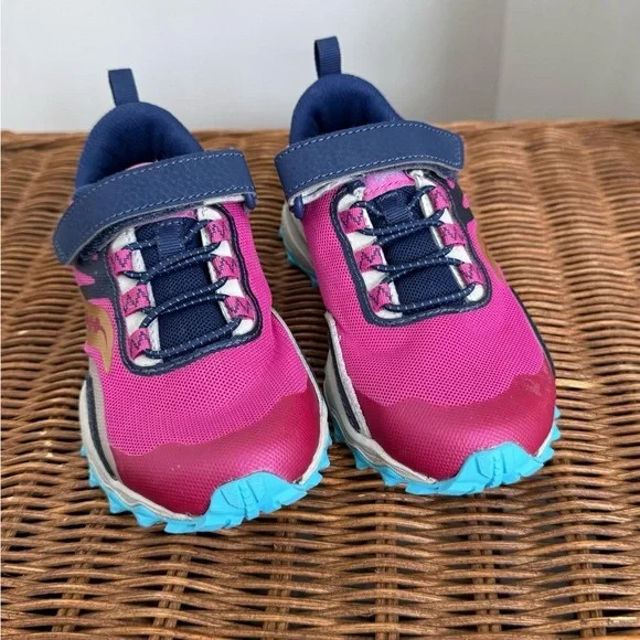 Saucony Kids Girl's Peregrine 12 Shield Sneaker Pink/Navy Size 13 Little Girl thumbnail 2
