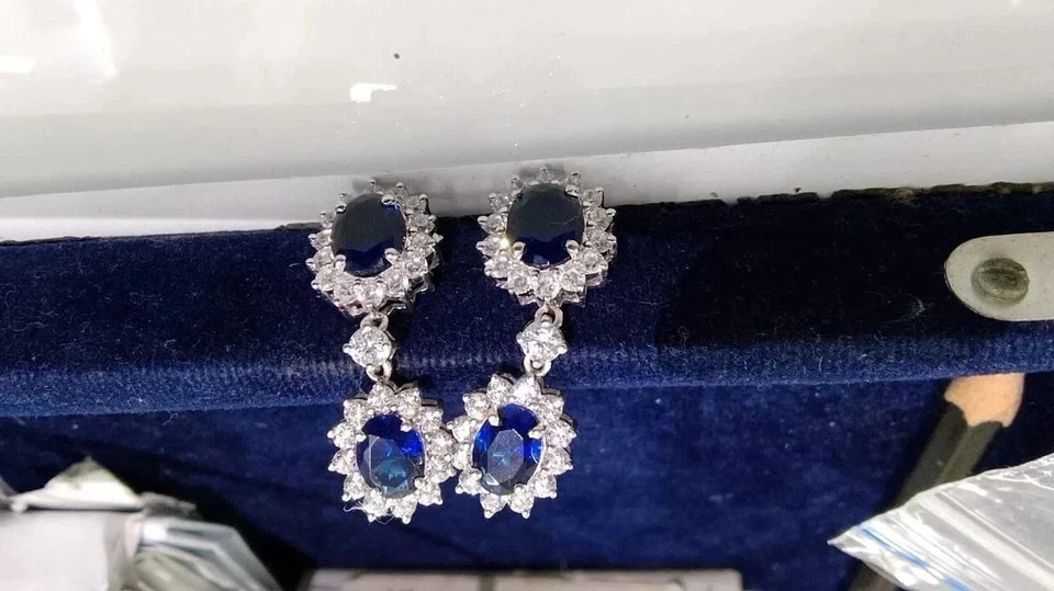 Pendiente de diamantes con zafiro azul natural de 4,70 quilates de corte ovalado de oro blanco real de 14 quilates Foto 3 de 4