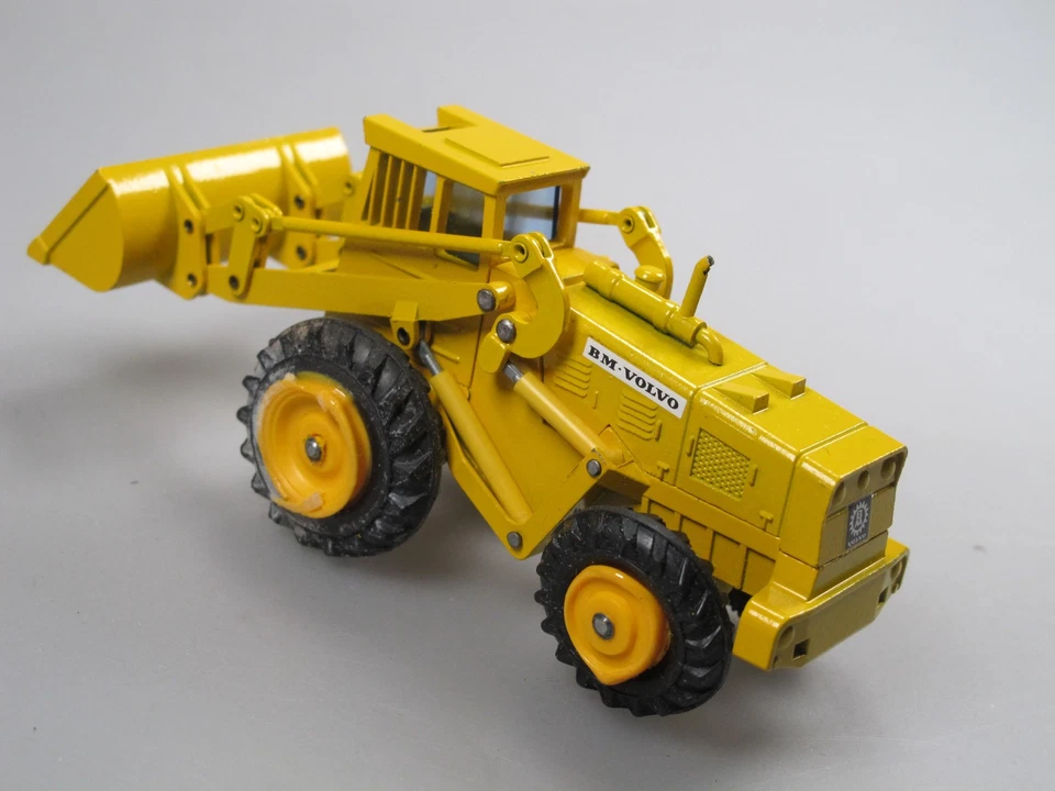 NZG 125 BM-Volvo LM 841 Radlader 1:50 defekt Ersatzteilspender in OVP - Bild 4 von 4