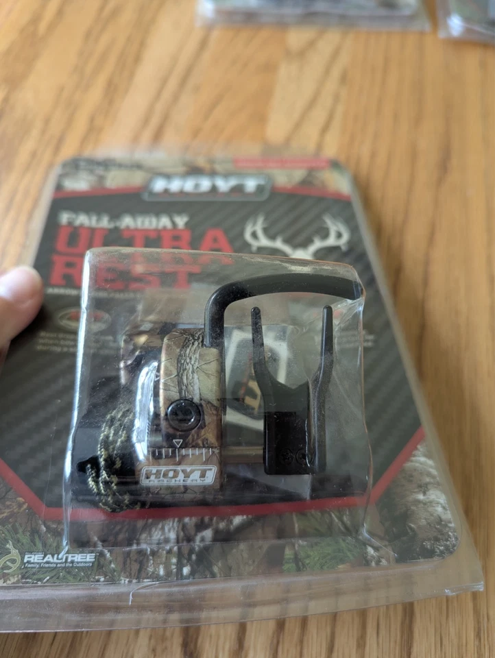 Hoyt Ultra Rest -- Left Hand -- Realtree Camo -- New!! - Image 2 of 3