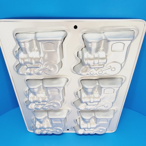 Wilton Enterprises Mini Locomotive Baking Pan, Jelly Mold, 1993 No. 2105-9332 - Picture 6 of 13