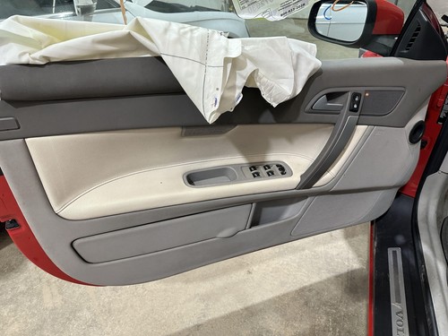 06-13 VOLVO C70 DRIVER LEFT FRONT DOOR ASSEMBLY PASSION RED SOLID PAINT 612 - Picture 3 of 6