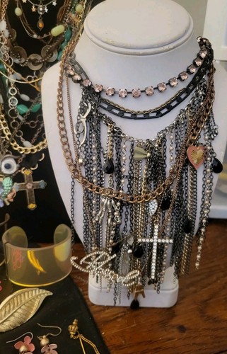 Huge Jewelry Lot Of Vintage Now Gold Tone Some Signed Coco,Gold Filled,Avon Etc. - Picture 7 of 18