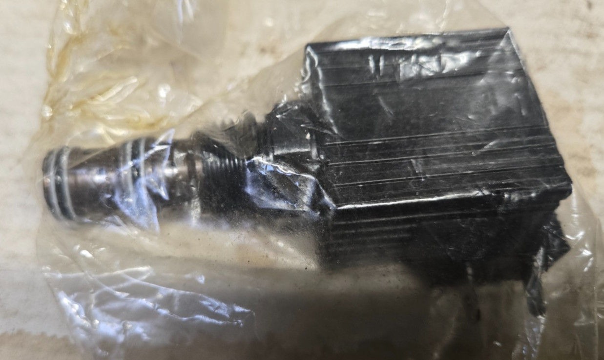 JOHN DEERE AT139973 12V Solenoid Valve