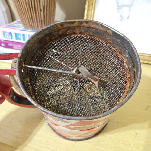 Vintage 1950s ANDROCK HAND-I-SIFT Flour Sifter 3 Screen Red & White Picnic Check - Bild 6 von 12