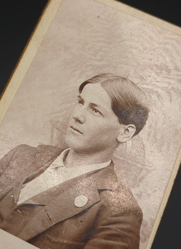 CDV Antik Foto Hübscher junger Mann Teenager Junge ein Auge Notiz Schreiben Verbrecher? - Bild 9 von 9