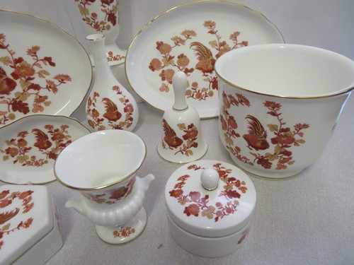 A collection of Wedgwood Golden Cockerel pattern Vases, Dishes etc in bone china - Picture 4 of 16
