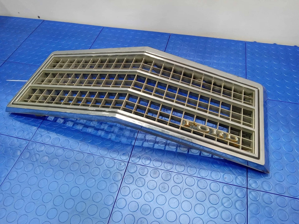 Rejilla de parachoques cromada Ford Granada 1978-1980 pieza original OEM D8D8-8150-AWA Foto 3 de 4