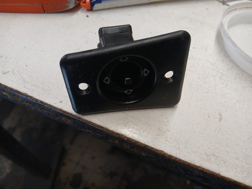 1984-88 Porsche 944,924,924s Front side mirror adj switch 477 867 181 - Picture 7 of 7