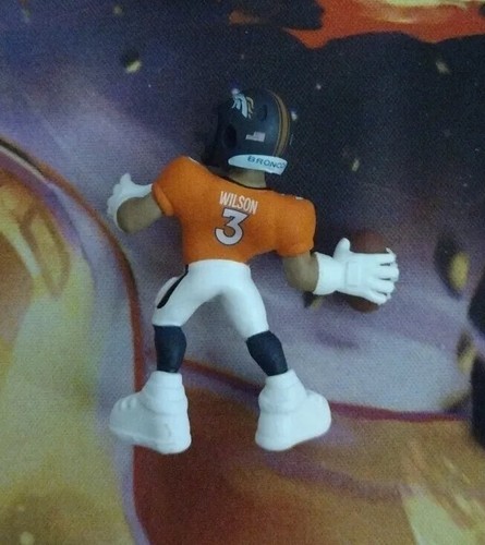 2023 NFL Game Changers 2" Figuras Ser.1 Russell Wilson Pieza Base, Raro, Difícil de Encontrar - Imagen 1 de 3