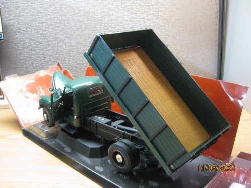 1/16 scale HIGHWAY 61 1946 INTERNATIONAL K-5 GREEN GRAIN TRUCK #40041 - Picture 20 of 23