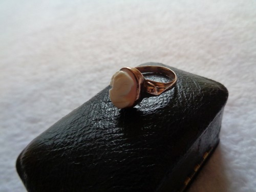 Victorian 9ct gold cameo ring. Yellow gold Hallmarked. Used condition. - Picture 9 of 10