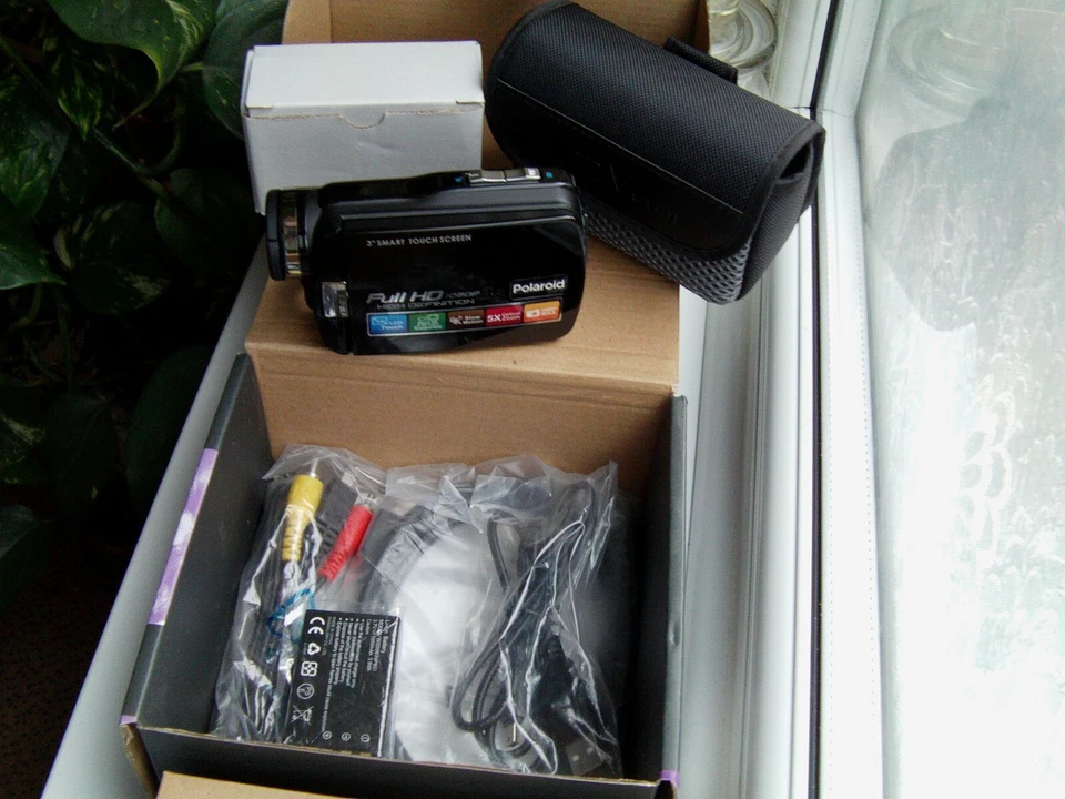 POLAROID iD879 FULL HD 1080P 16 MP SMART TOUCH SCREEN DIGITAL CAMERA / CAMCORDER - Image 2 of 4