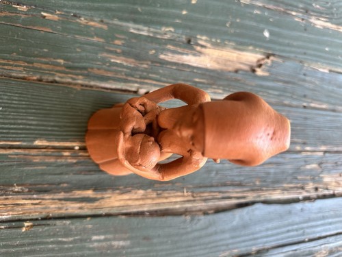 Scultura artigianale in terracotta argilla - Madre che tiene il bambino - Firmata dall'artista - Foto 9 di 9