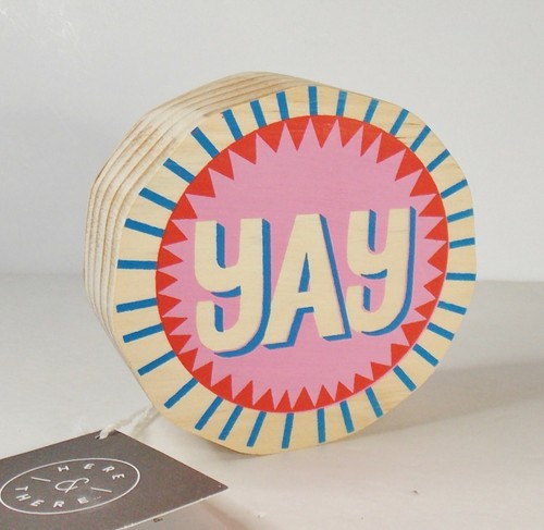 Letrero de palabra peste de madera rosa inspirador decoración de pared "YAY" - Imagen 2 de 6