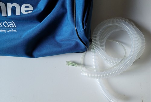 Maniquí Entrenador de RCP Laerdal Little Anne Torso para Adultos con BOLSA CON RUEDAS EXTRA GRANDE - Imagen 2 de 10