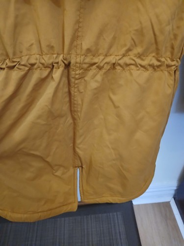 Chaqueta parka con capucha resistente al agua forrada de piel sintética color mostaza - Imagen 6 de 11